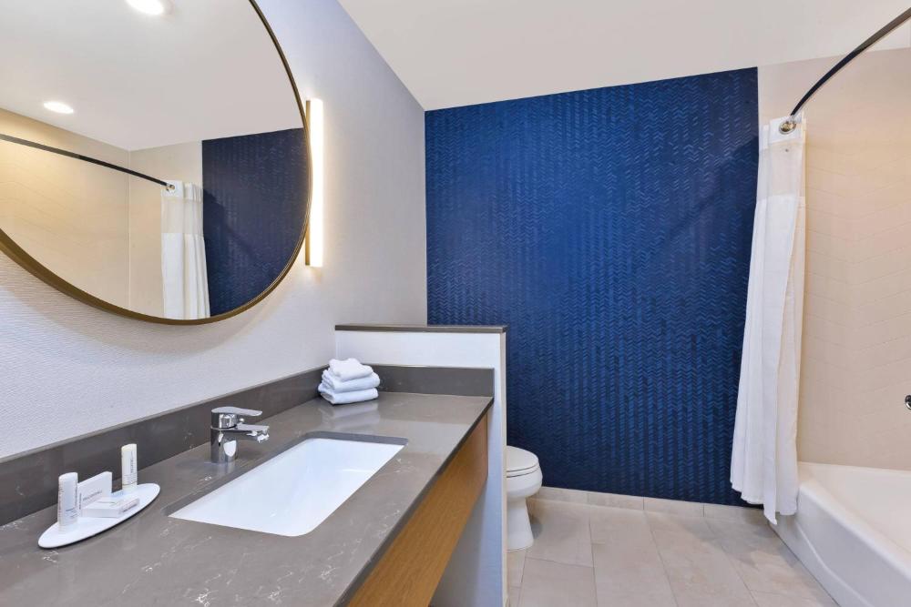 Queen Room with Two Queen Beds and Bathtub - Mobility Access interior